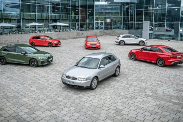 historia de Audi A3: Audi A3 de primera generación, tres puertas, plata.