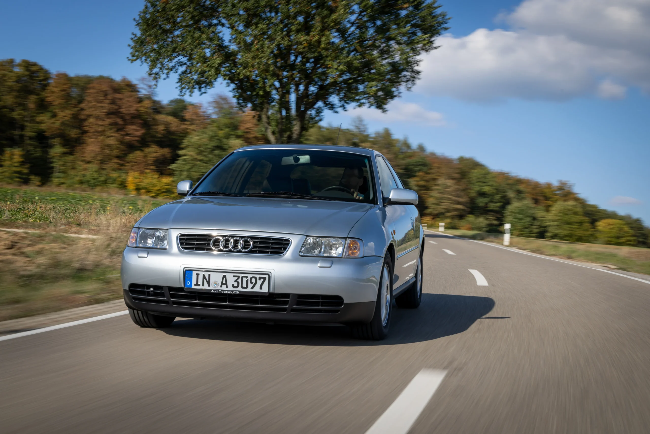historia de Audi A3: Audi A3 primera generación plateado en carretera.