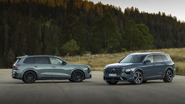 Dos Audi Q7 se exhiben en un entorno natural.