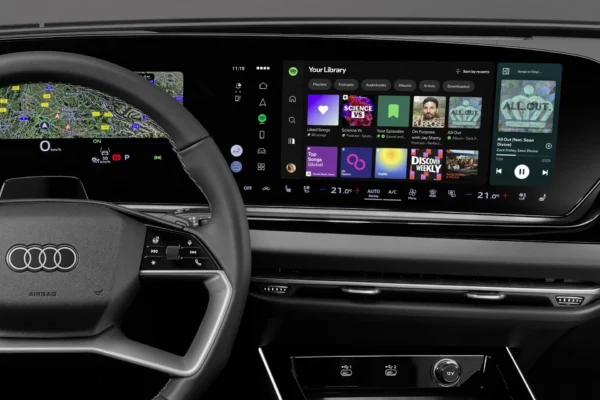 aplicación Spotify en Audi: Pantalla de infotainment Audi con aplicación Spotify y volante.
