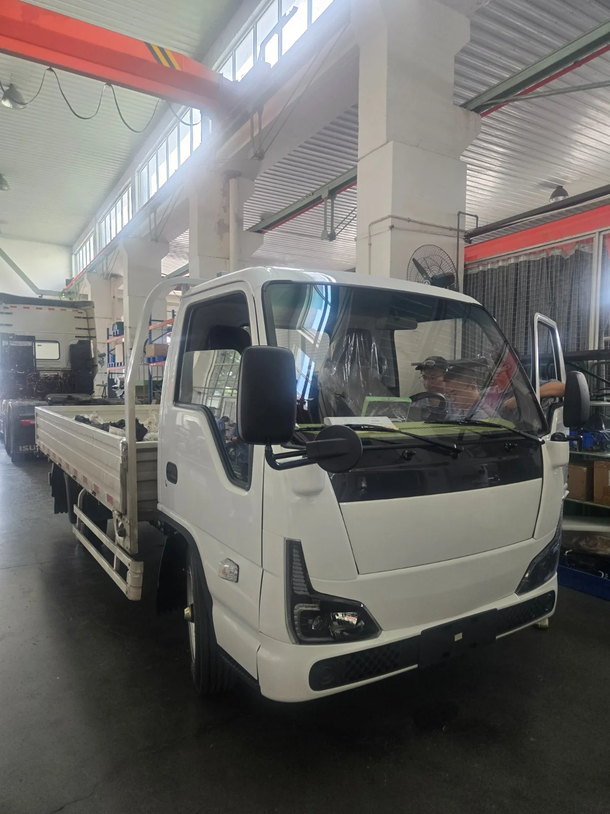 E-TRUCK 2.7T redefine la carga eléctrica con alta capacidad y autonomía 2 Auteco Blue STÄRK E-TRUCK 2.7T en exhibición.