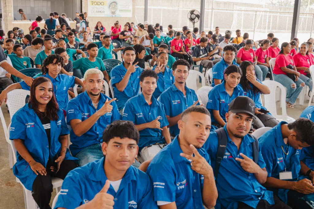Centro de Entrenamiento Auteco: un faro de progreso para jóvenes del Caribe 2 Centro de Entrenamiento Auteco: Jóvenes en uniforme azul en inauguración de Auteco.