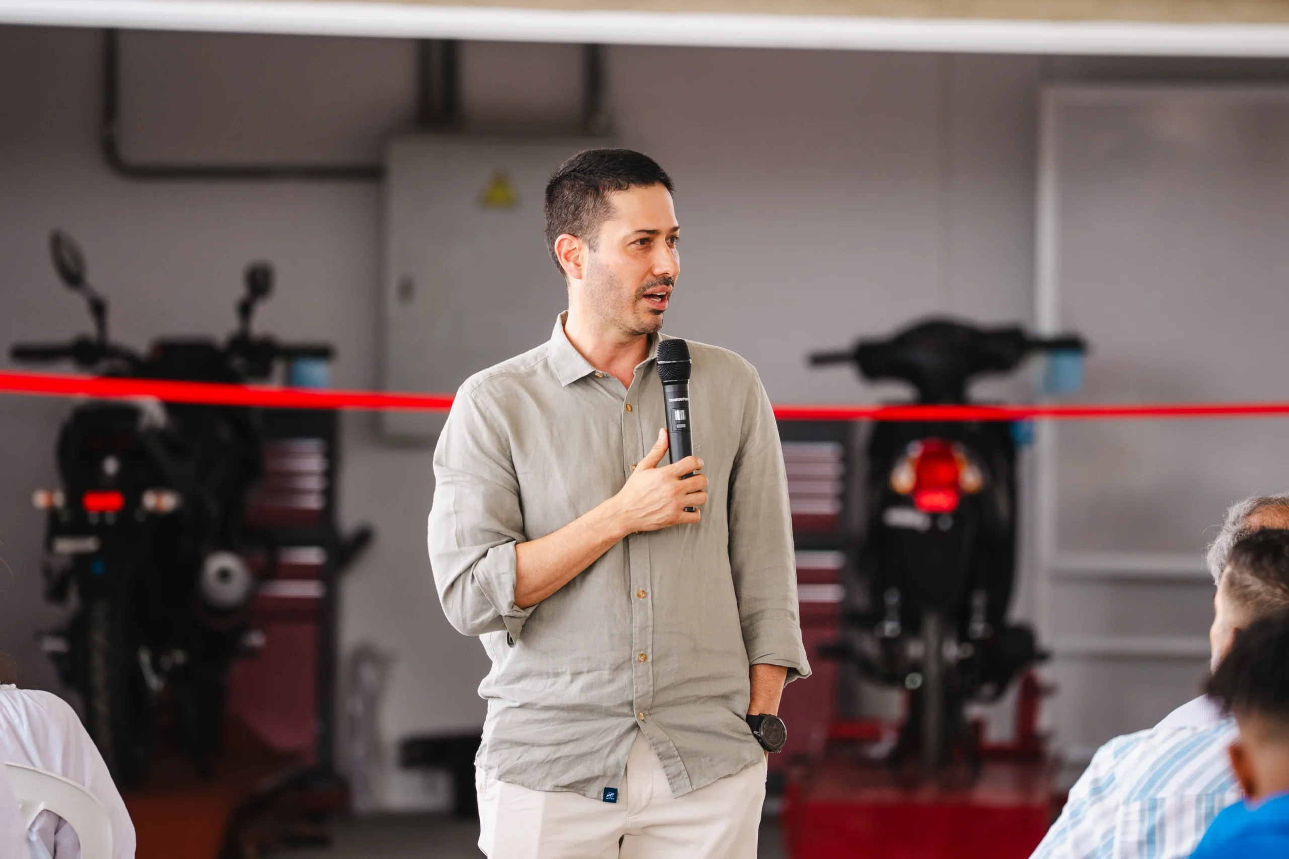 Centro de Entrenamiento Auteco: un faro de progreso para jóvenes del Caribe 4 Centro de Entrenamiento Auteco: Hombre habla en inauguración de centro técnico de motos Auteco.