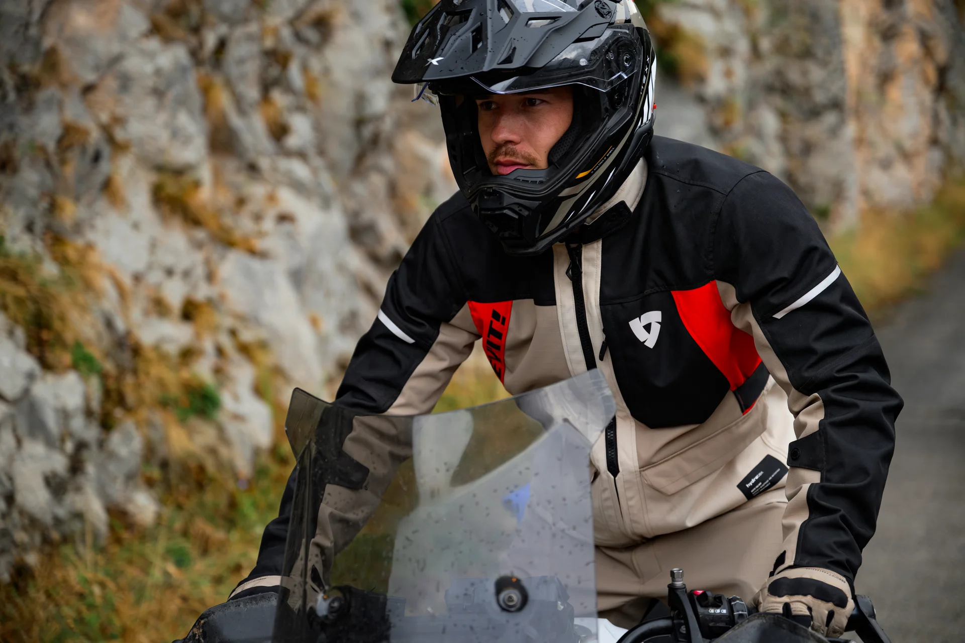Expo2Ruedas 2026: Motociclista con equipo de protección en entorno natural.