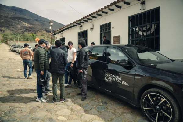 Grupo de periodistas junto a BMW iX3 negra en Villa de Leyva.