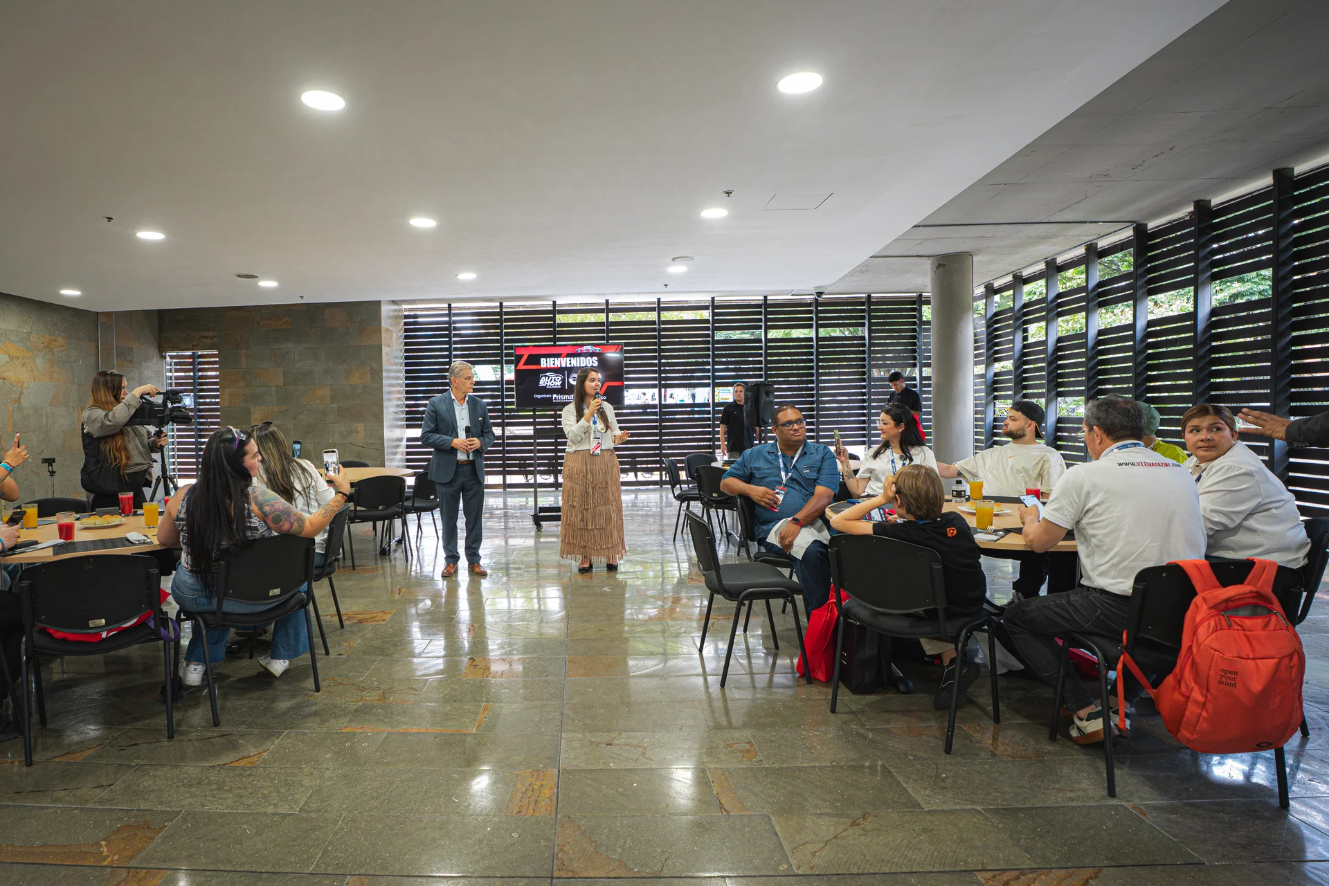 cierres AutoShow Expocar 2026: Personas en evento de automoción con expositores.