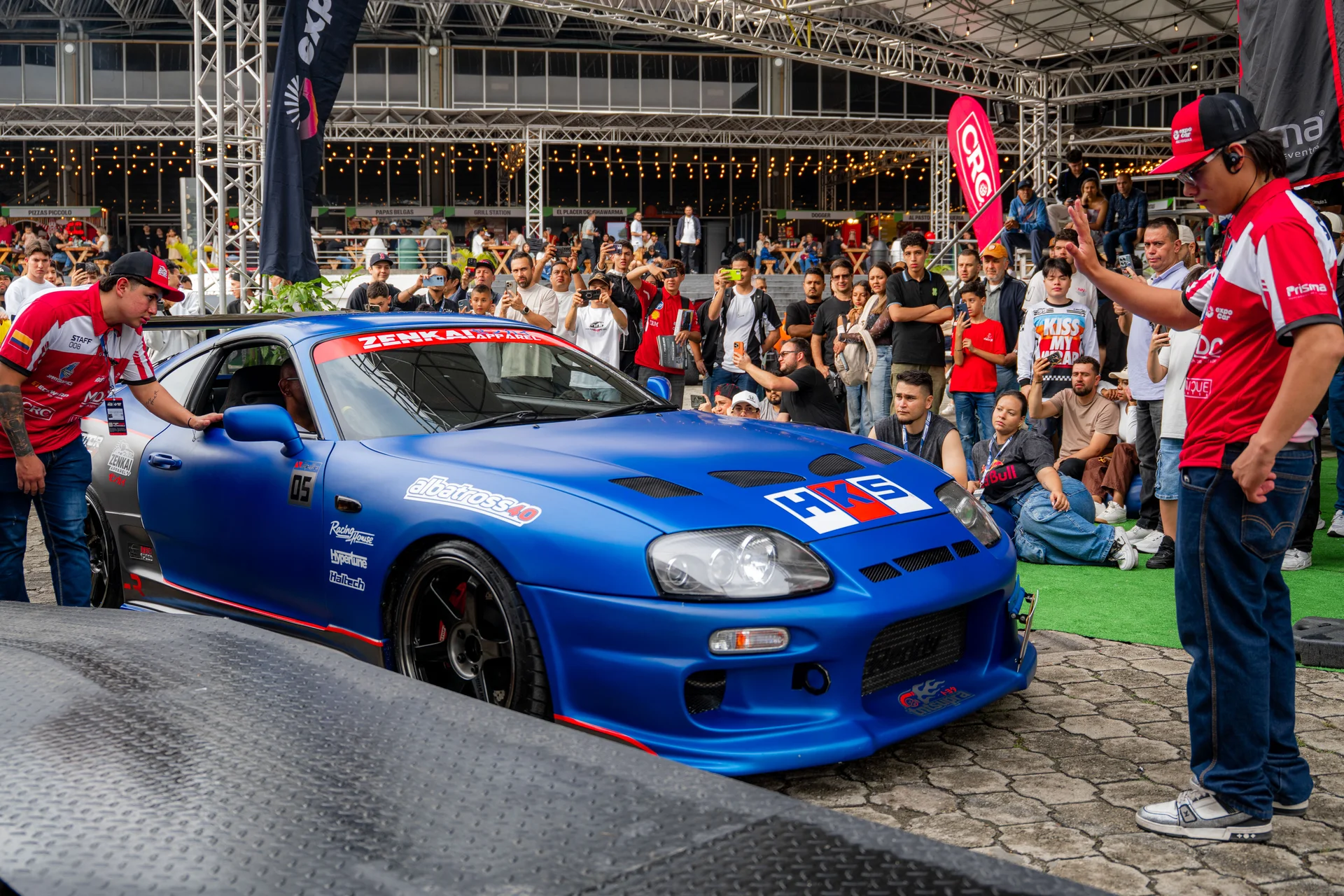 cierres AutoShow Expocar 2026: Deportivo azul con kit aerodinámico y rines negros.
