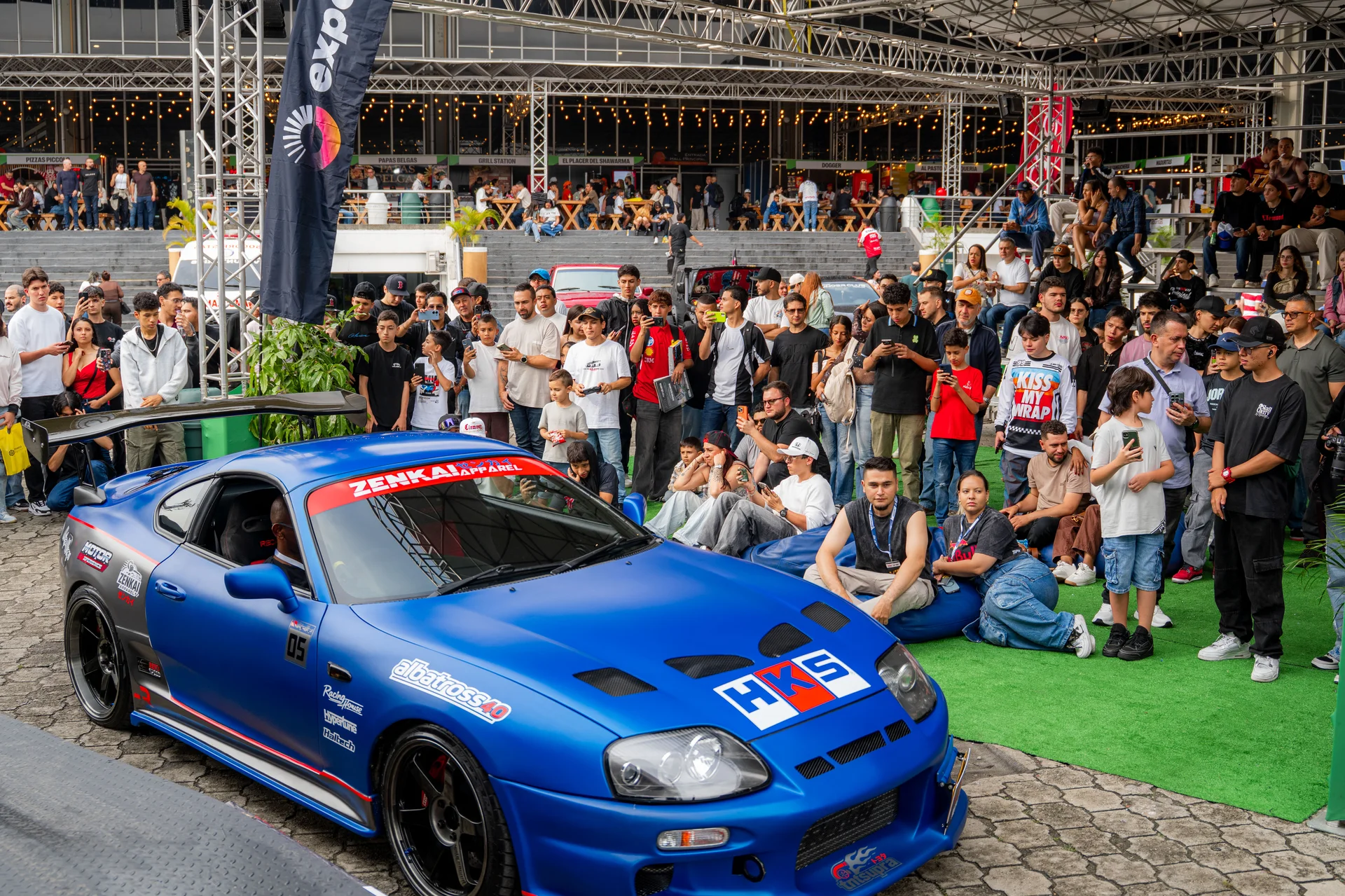 cierres AutoShow Expocar 2026: Deportivo azul modificado en evento automotriz de Medellín.