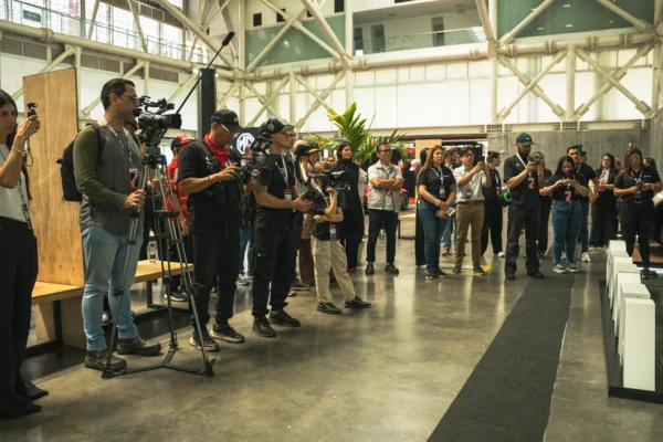 primer día de AutoShow Expocar 2026: Grupo de personas con cámaras en un evento automotriz.