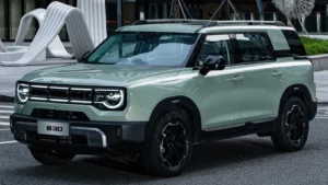 BAIC B30 HEV en calle urbana, vista frontal.