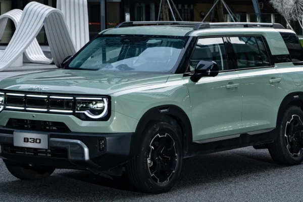 BAIC B30 HEV en calle urbana, vista frontal.