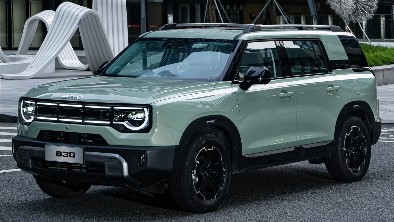 BAIC B30 HEV en calle urbana, vista frontal.