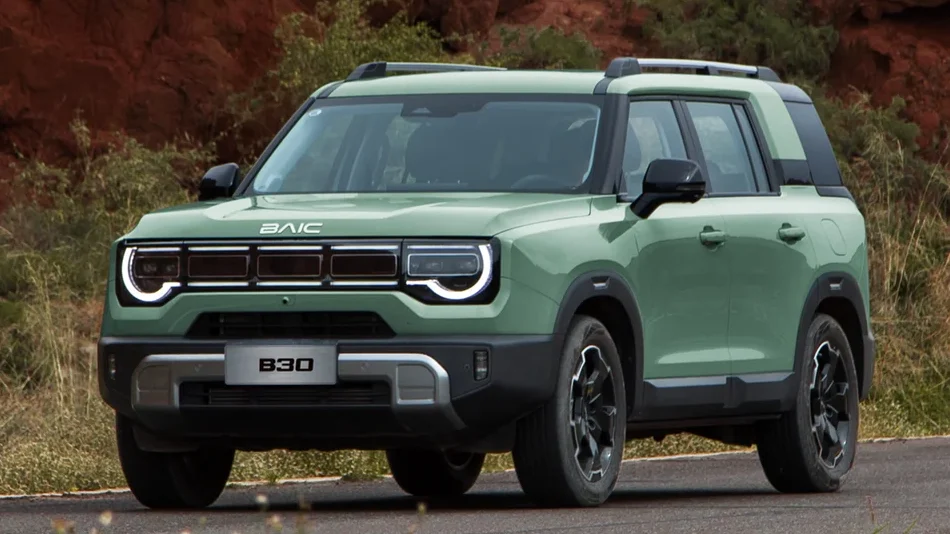 BAIC B30 HEV: el SUV híbrido autorrecargable que lleva la aventura más allá del asfalto 2 BAIC B30 HEV verde en paisaje rocoso.