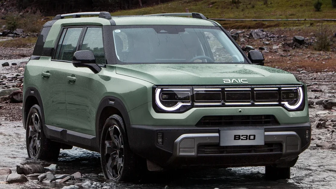 BAIC B30 HEV: el SUV híbrido autorrecargable que lleva la aventura más allá del asfalto 7 BAIC B30 HEV SUV verde cruzando río