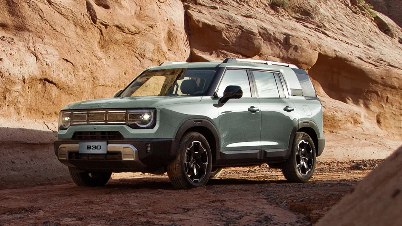 BAIC B30 HEV: el SUV híbrido autorrecargable que lleva la aventura más allá del asfalto 8 BAIC B30 HEV SUV verde en ruta todoterreno
