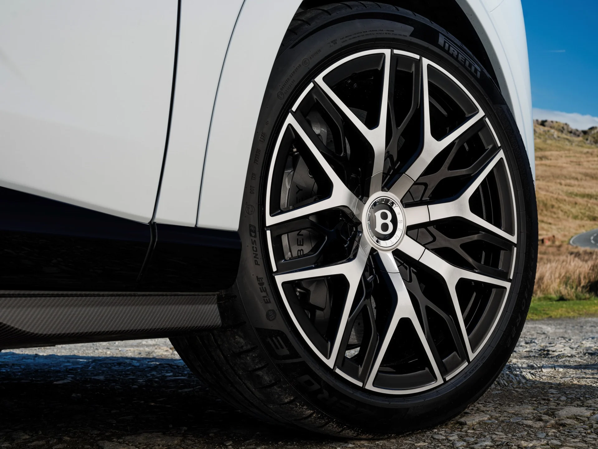 Bentley Torcal First Edition: lujo y rendimiento se fusionan en una propuesta exclusiva 3 Bentley Torcal First Edition: Rin bi-tono Bentley Torcal con neumáticos Pirelli PNCS.