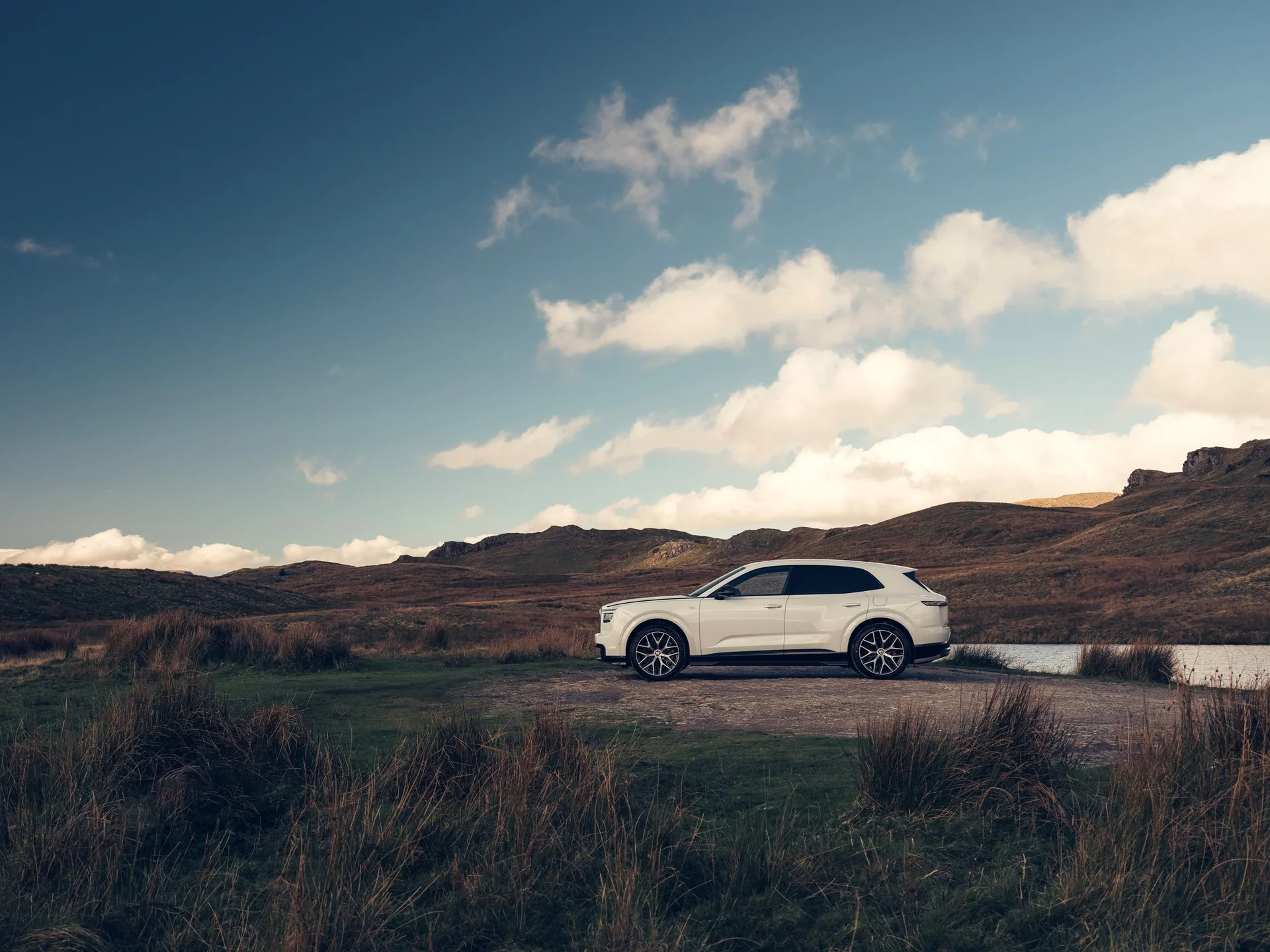 Bentley Torcal First Edition: lujo y rendimiento se fusionan en una propuesta exclusiva 6 Bentley Torcal First Edition SUV lateral paisaje montañoso.