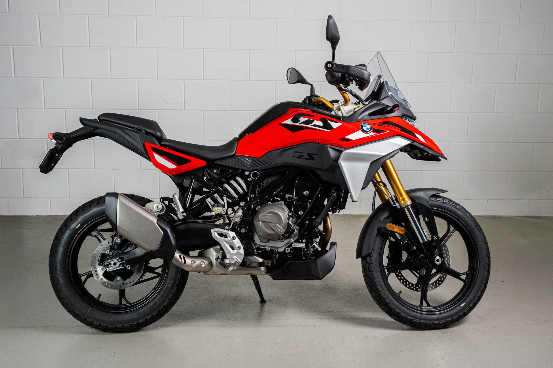 BMW F 450 GS de perfil, color rojo y plateado.