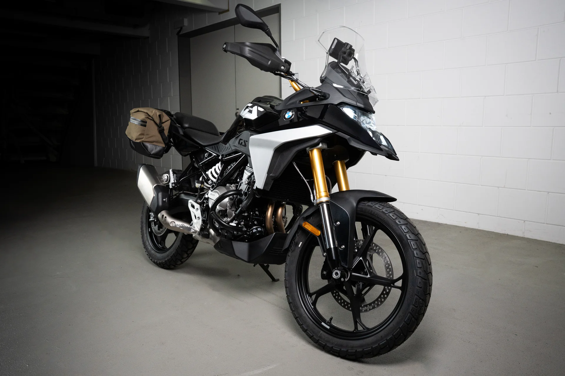 BMW F 450 GS negra con detalles plateados y dorados.