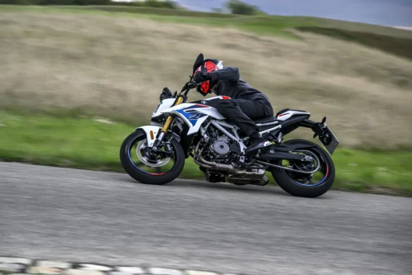 BMW F 450 GS: Motociclista en BMW F 450 R en carretera.