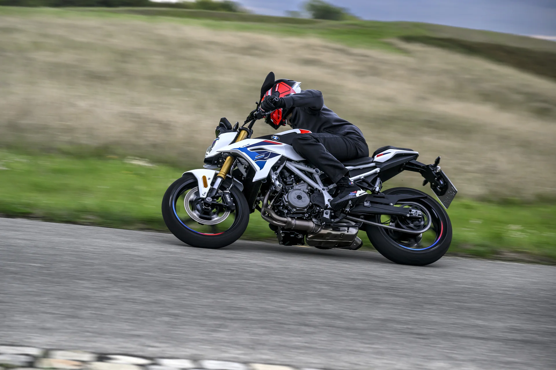 BMW F 450 GS: Motociclista en BMW F 450 R en carretera.