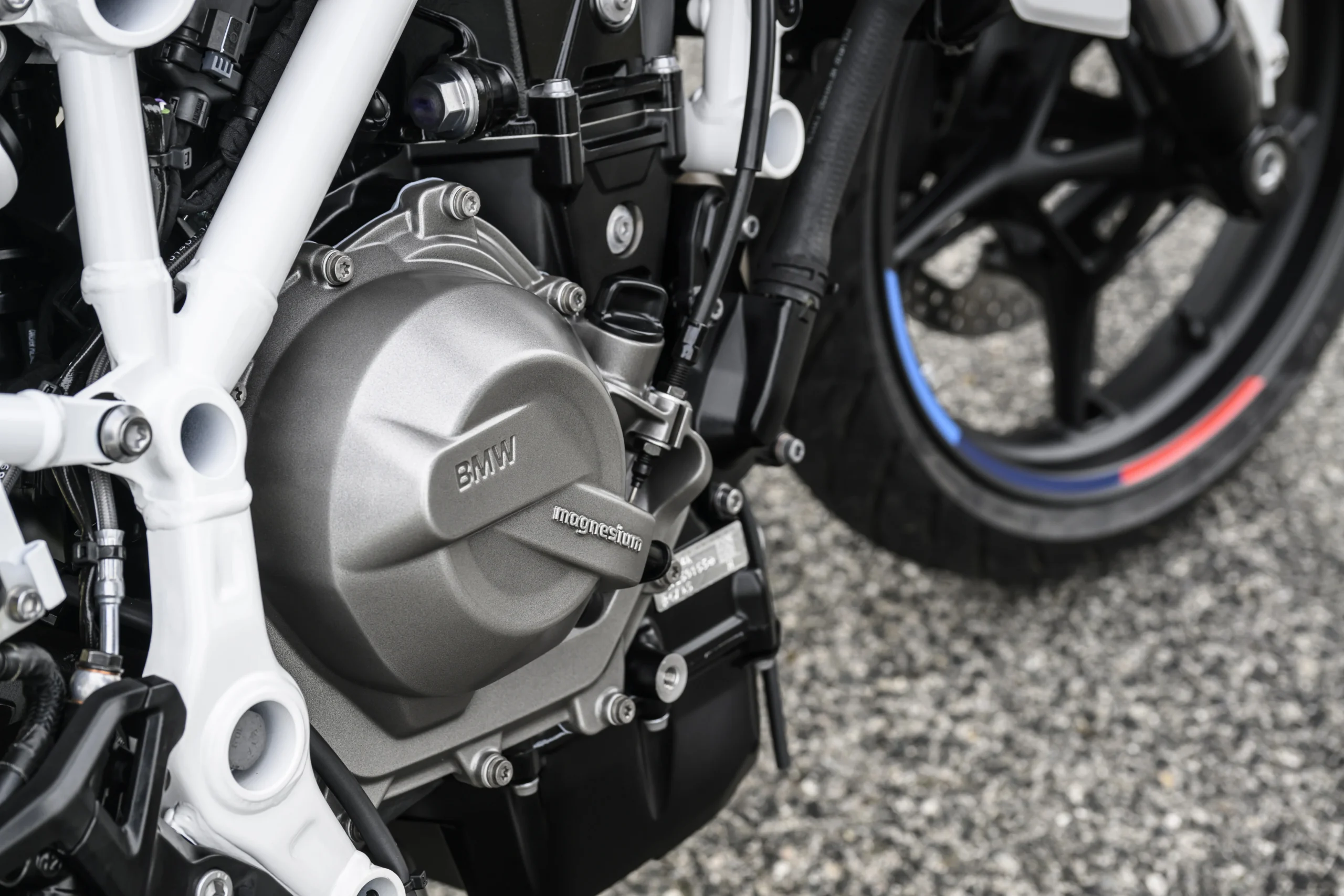 BMW F 450 R: la moto naked ligera que redefine la agilidad y el placer de conducir 5 Detalle del motor de magnesio de la BMW F 450 R.