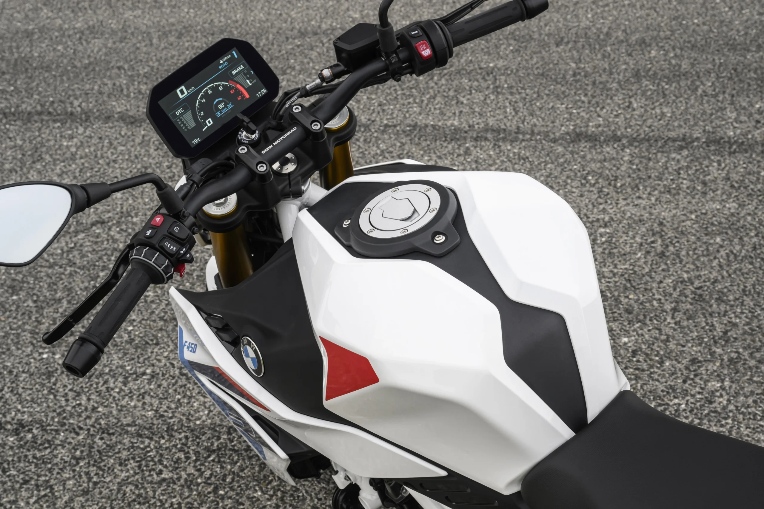 BMW F 450 R: la moto naked ligera que redefine la agilidad y el placer de conducir 9 Detalle del tablero de la BMW F 450 R.