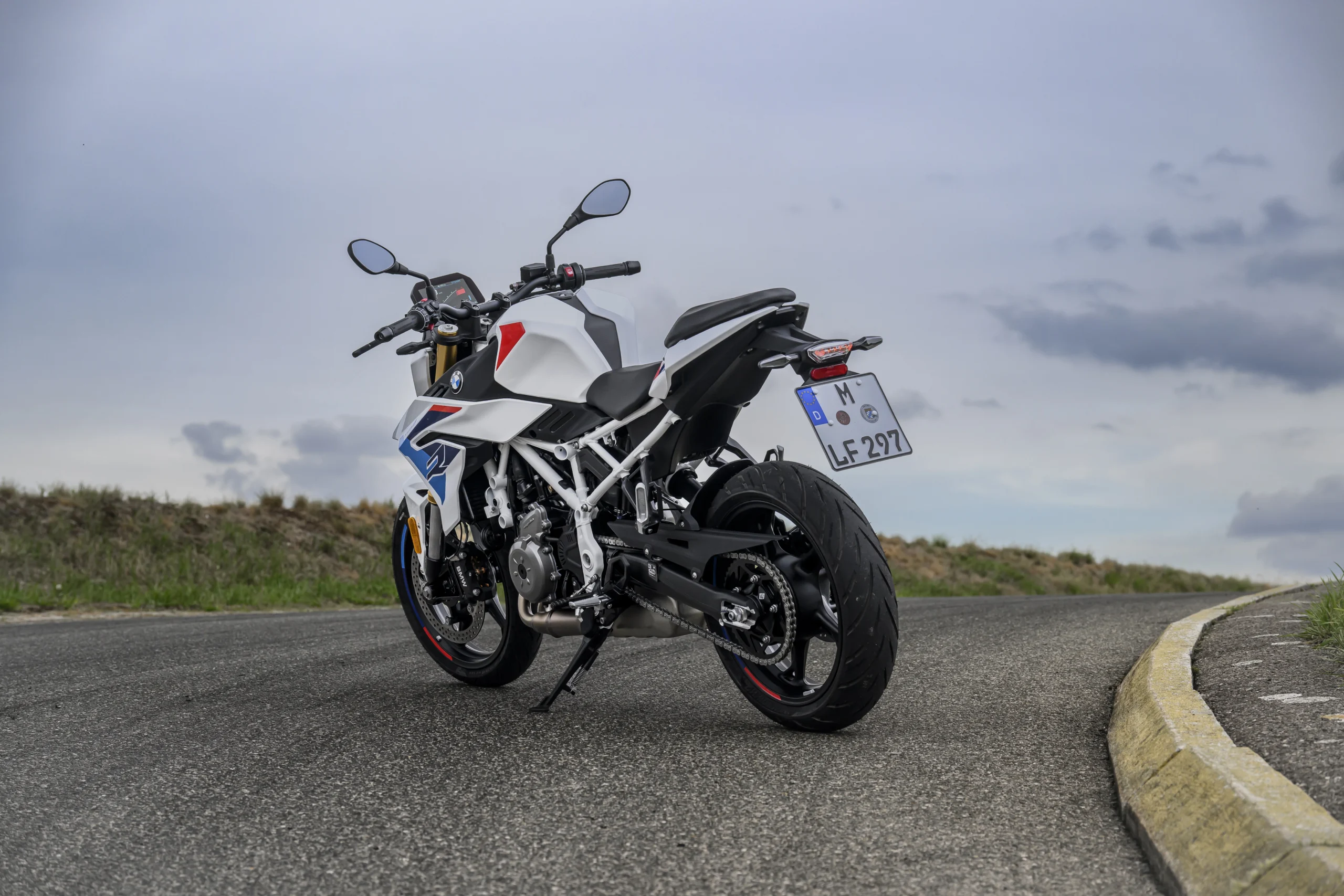 BMW F 450 R: la moto naked ligera que redefine la agilidad y el placer de conducir 2 Vista lateral trasera de la motocicleta BMW F 450 R.