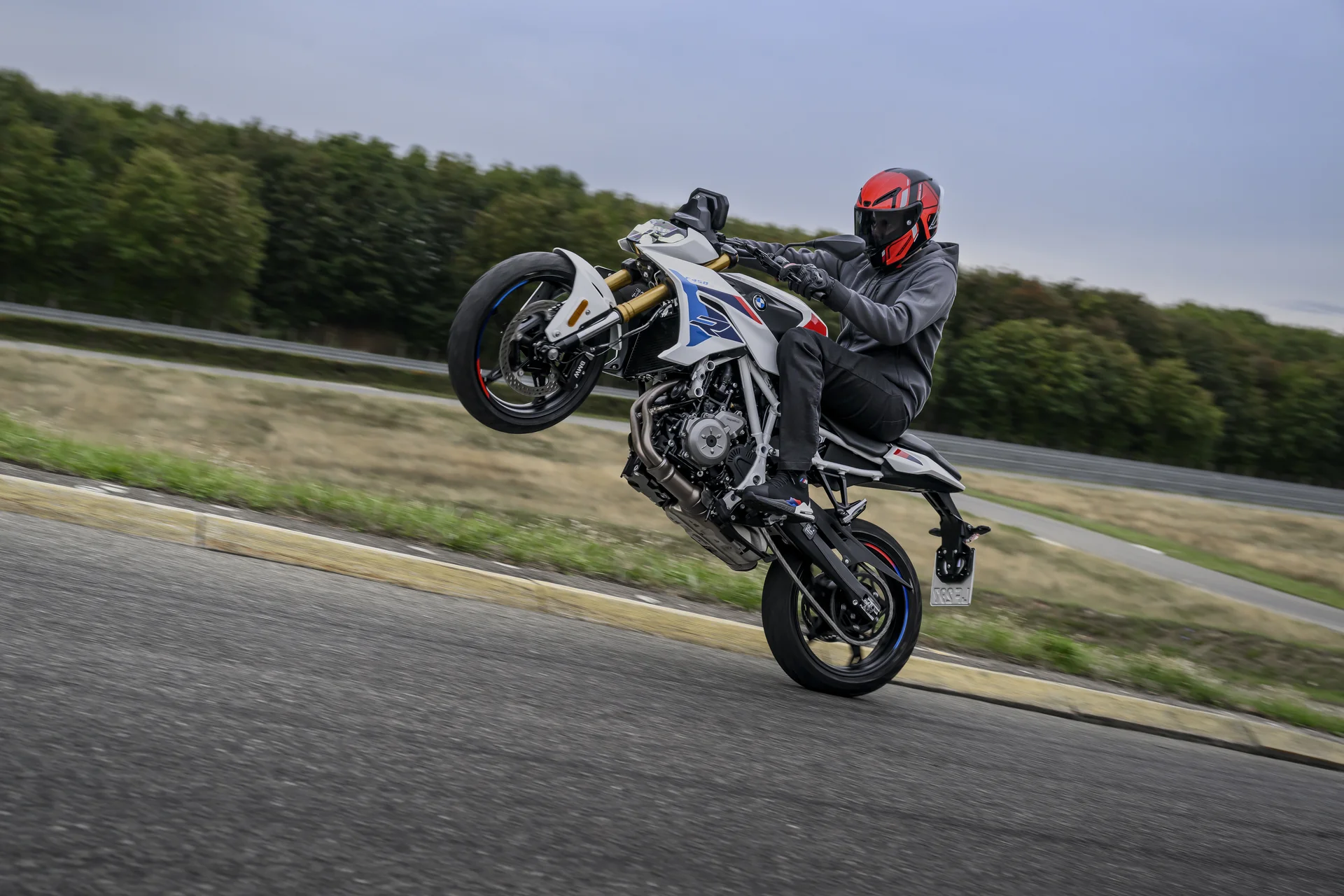 BMW F 450 GS: Piloto realizando un caballito con la BMW F 450 R.