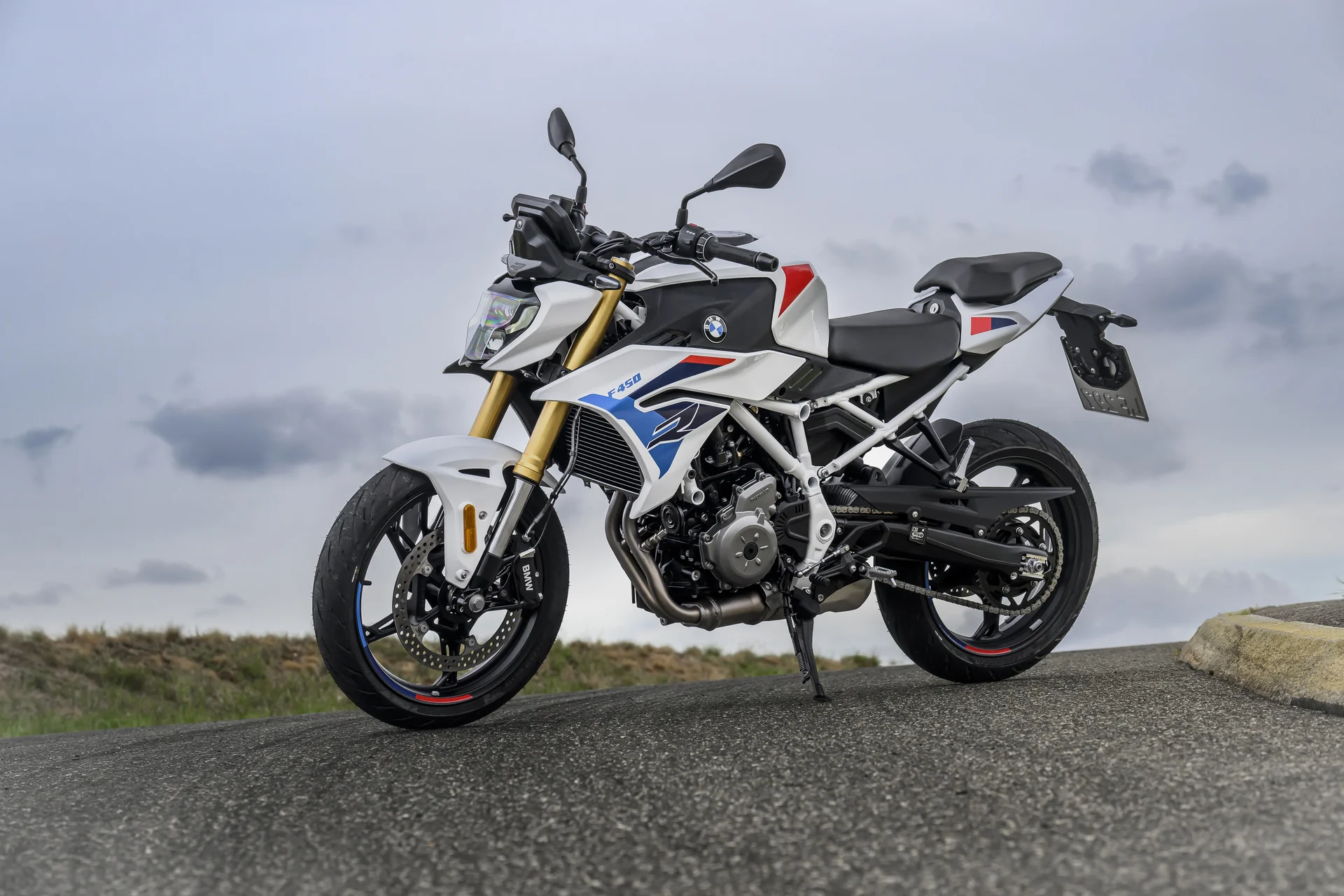 BMW F 450 GS: Motocicleta BMW F 450 R blanca con detalles azules y rojos.