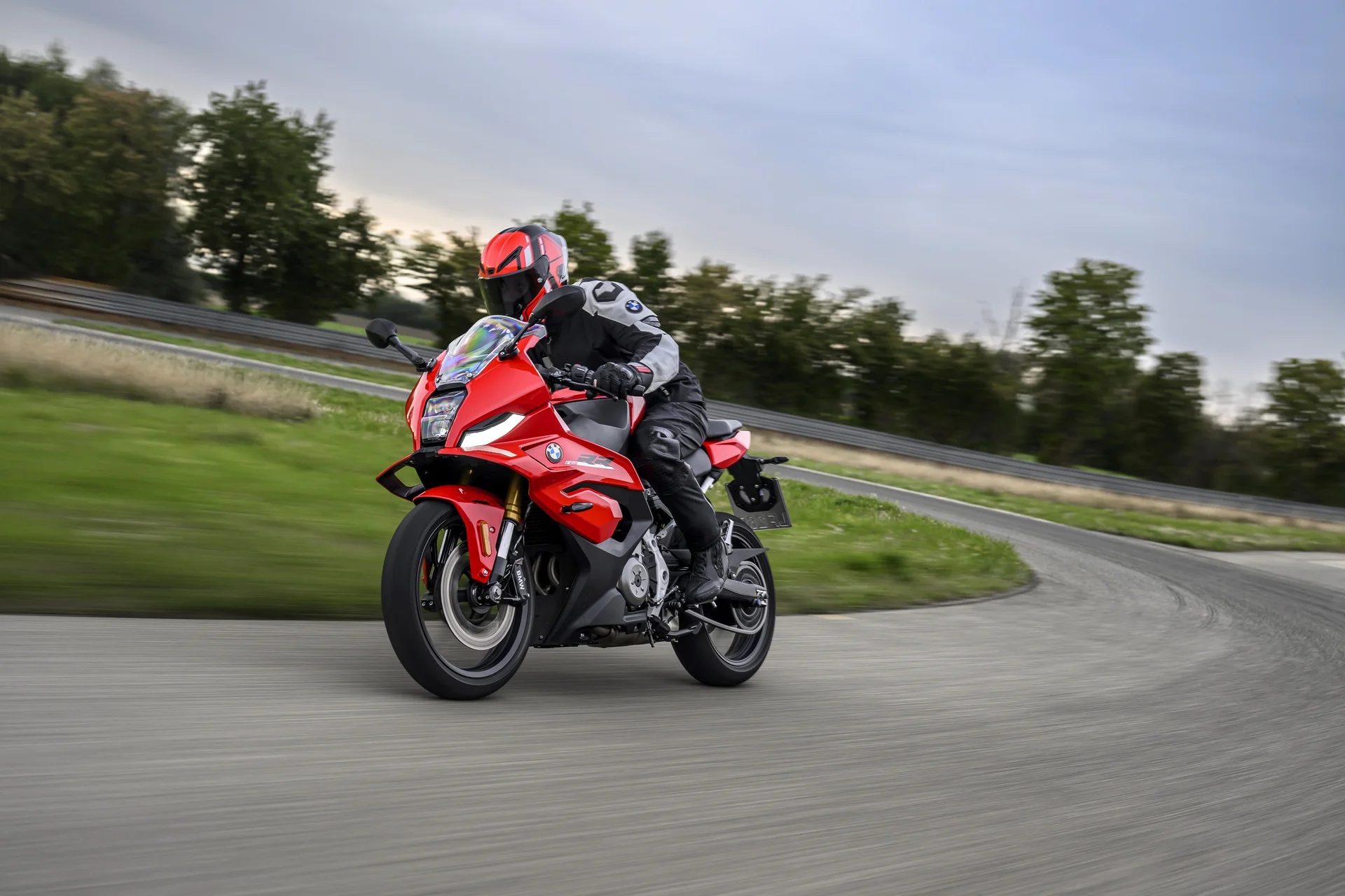 BMW F 450 GS: Motocicleta BMW F 450 R en movimiento en pista.