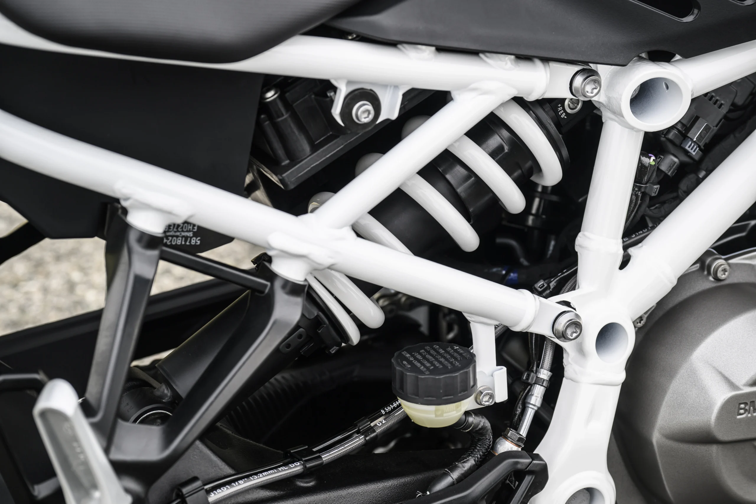 BMW F 450 R: la moto naked ligera que redefine la agilidad y el placer de conducir 10 Detalle de la suspensión trasera de la BMW F 450 R.
