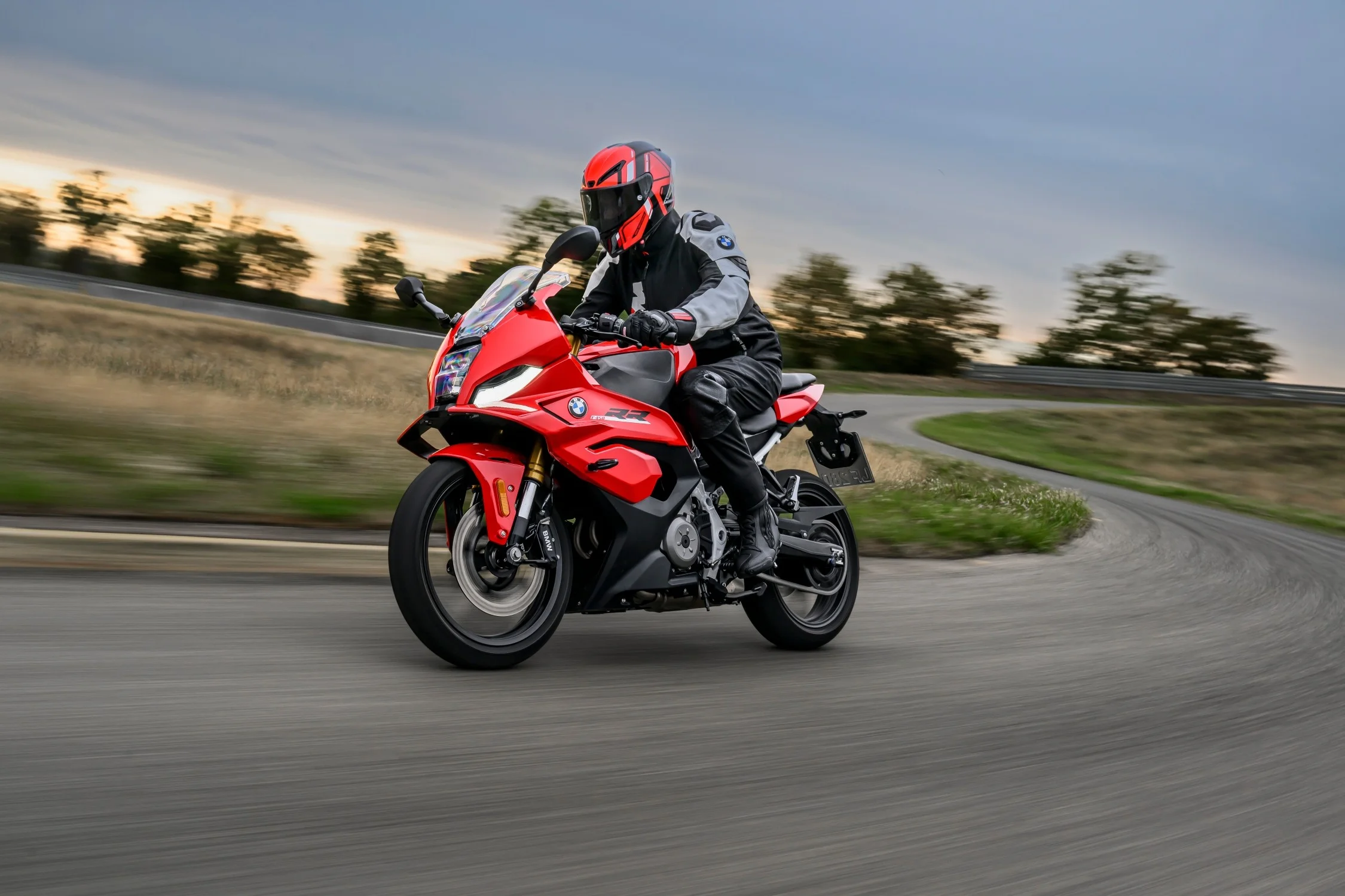 BMW F 450 RR: una moto supersport ligera que redefine la agilidad y el desempeño 6 BMW F 450 RR roja en curva con piloto.