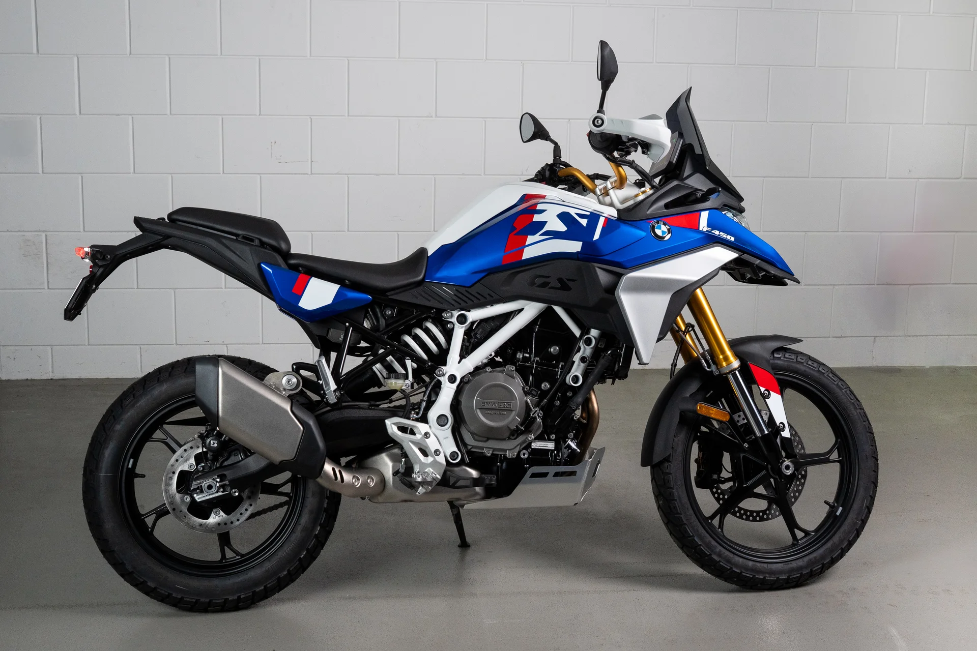 BMW F 450 GS moto adventure exhibida en estudio