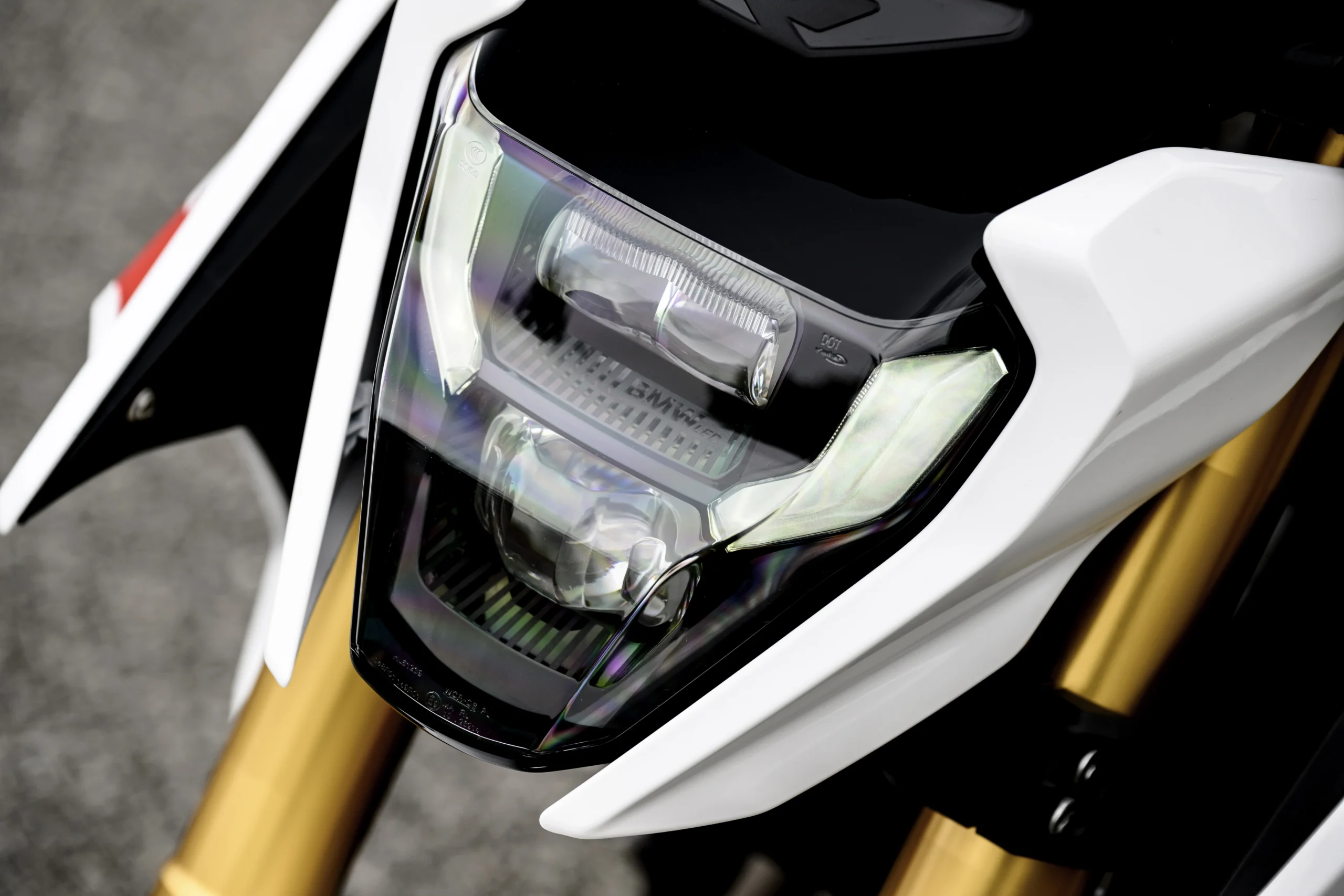BMW F 450 R: la moto naked ligera que redefine la agilidad y el placer de conducir 6 Farola LED frontal y suspensión dorada BMW F 450 R
