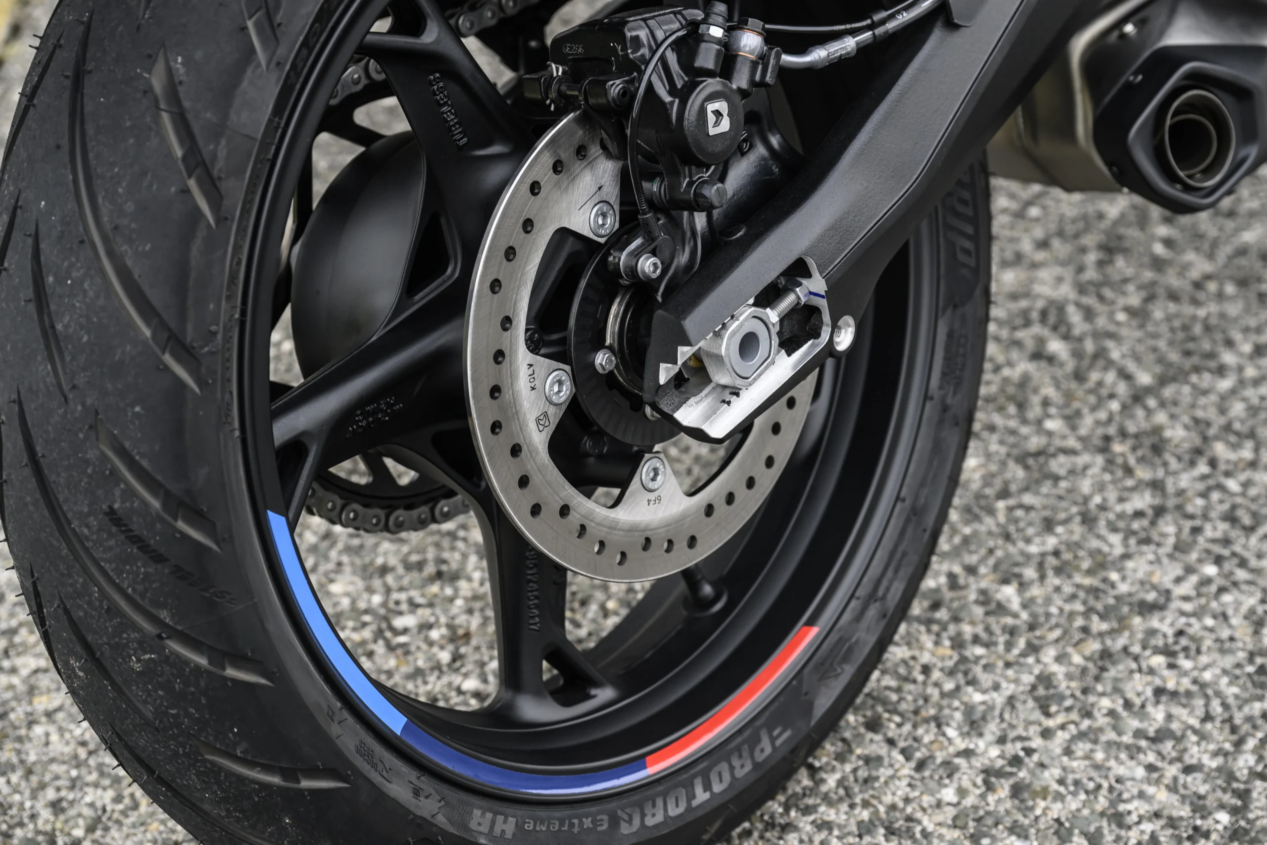 BMW F 450 R: la moto naked ligera que redefine la agilidad y el placer de conducir 8 Rueda trasera BMW F 450 R, freno Brembo, neumático Pirelli.