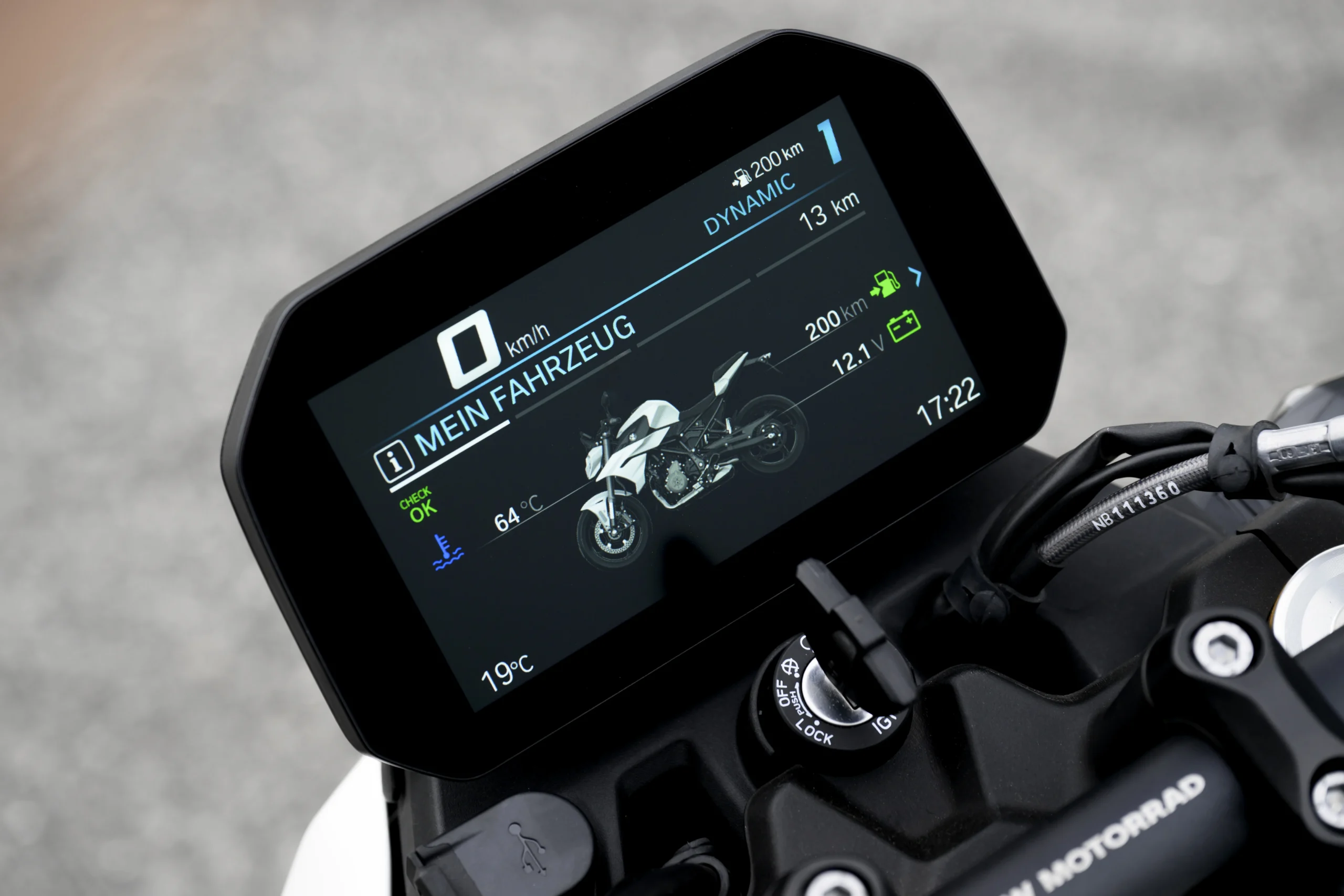 BMW F 450 R: la moto naked ligera que redefine la agilidad y el placer de conducir 3 Instrumentación digital BMW F 450 R y controles.