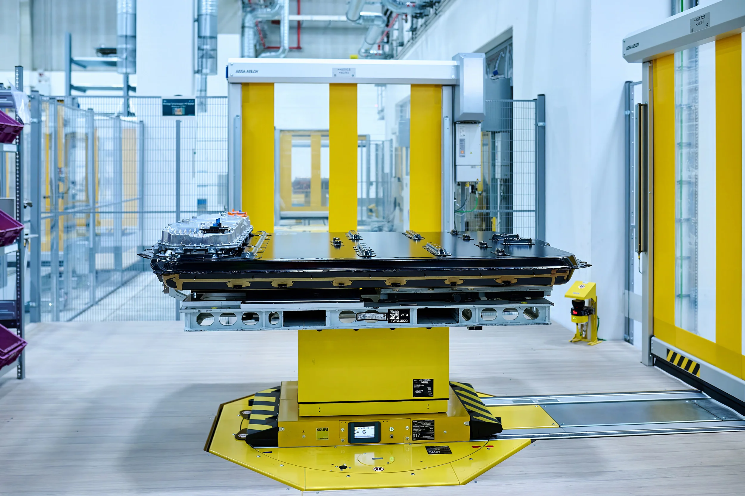 La batería Gen6 BMW es reconocida como Innovación Global por su tecnología de alto voltaje 5 batería Gen6 BMW: Batería BMW Gen6 sobre AGV en producción.