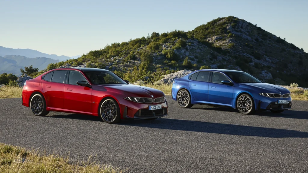 BMW Serie 3: BMW i4 M50 rojos y azules en carretera montañosa.