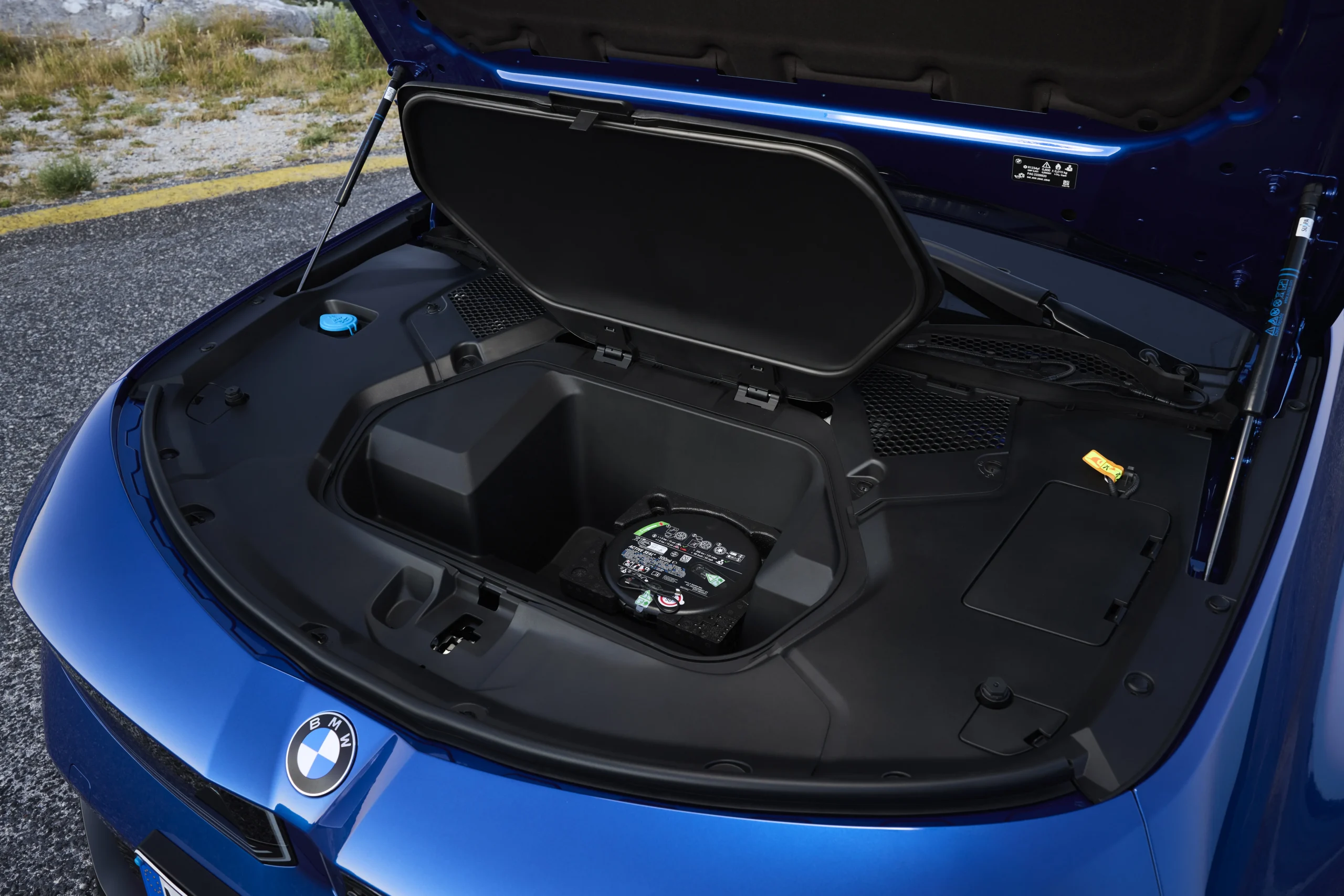 BMW Serie 3: la icónica saga se electrifica y redefine la deportividad 9 BMW Serie 3: Maletero delantero de BMW i4 con compartimento de carga.