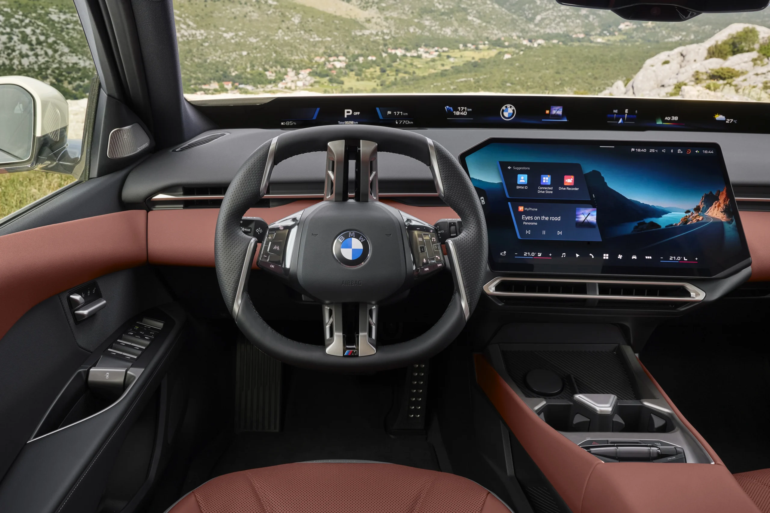 BMW Serie 3: la icónica saga se electrifica y redefine la deportividad 6 BMW Serie 3: Interior BMW iX con pantalla central y volante deportivo.