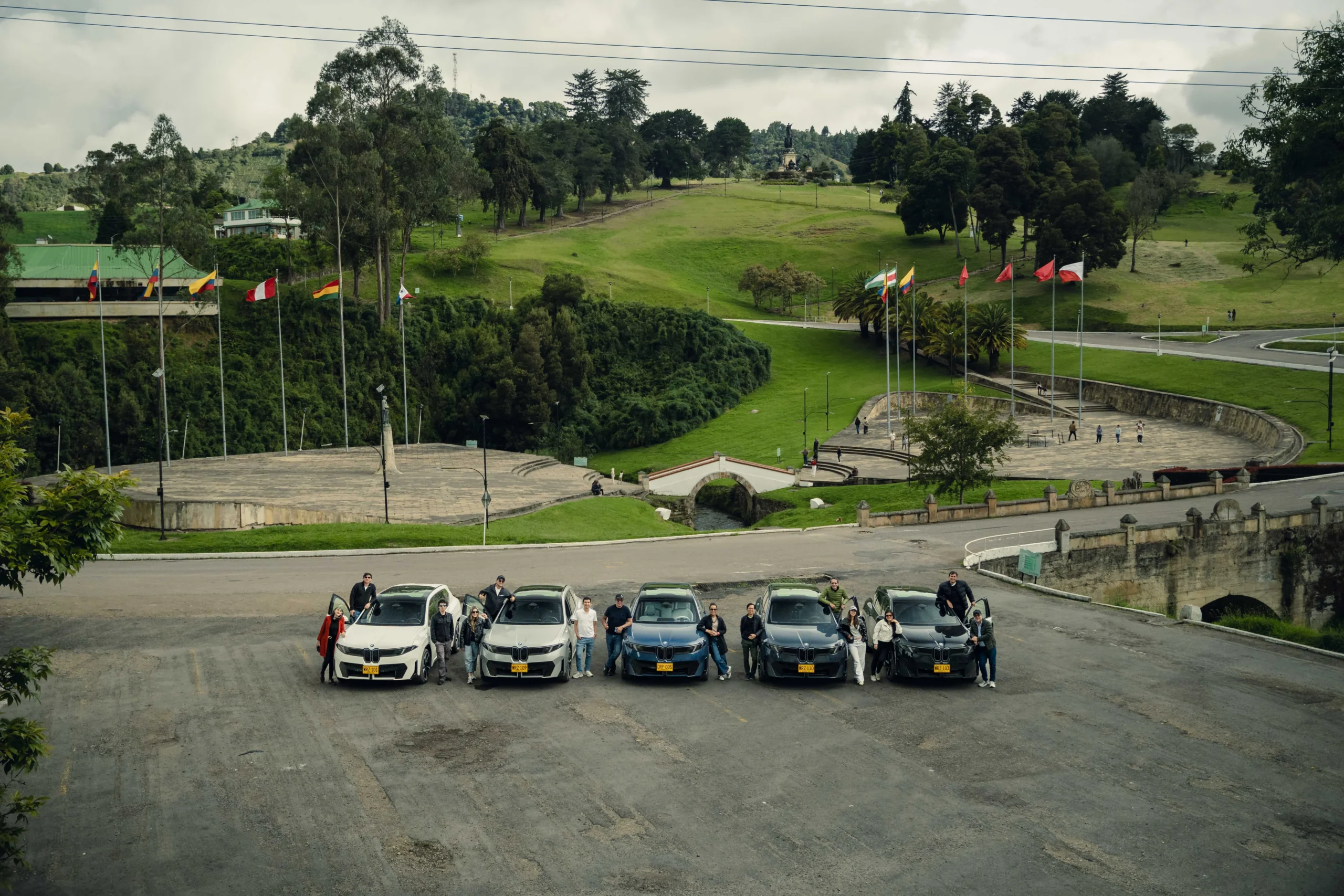 Grupo de periodistas junto a BMW iX3