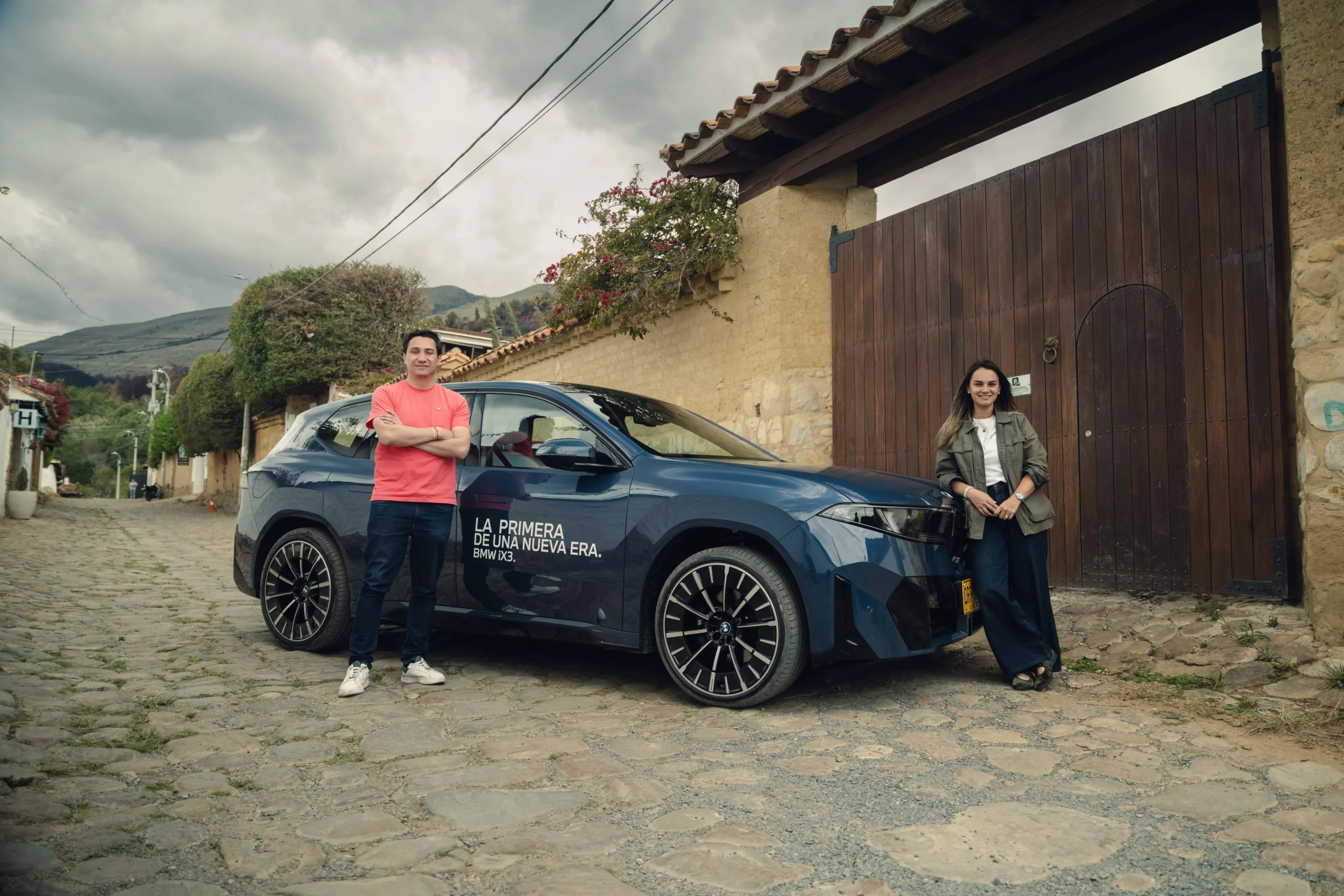 Periodistas junto BMW iX3 azul en Villa de Leyva.