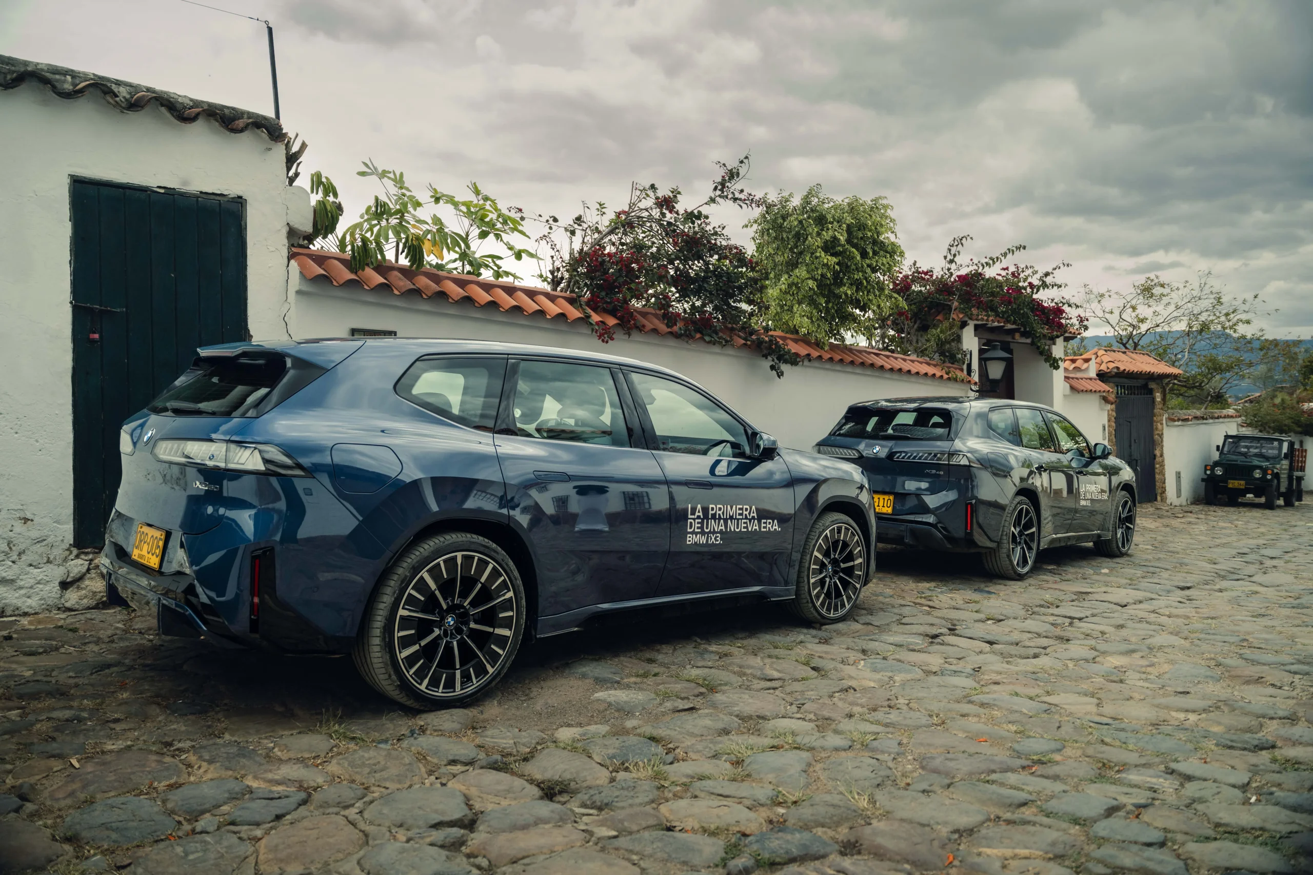 Dos BMW iX3 azules en carretera de Villa de Leyva