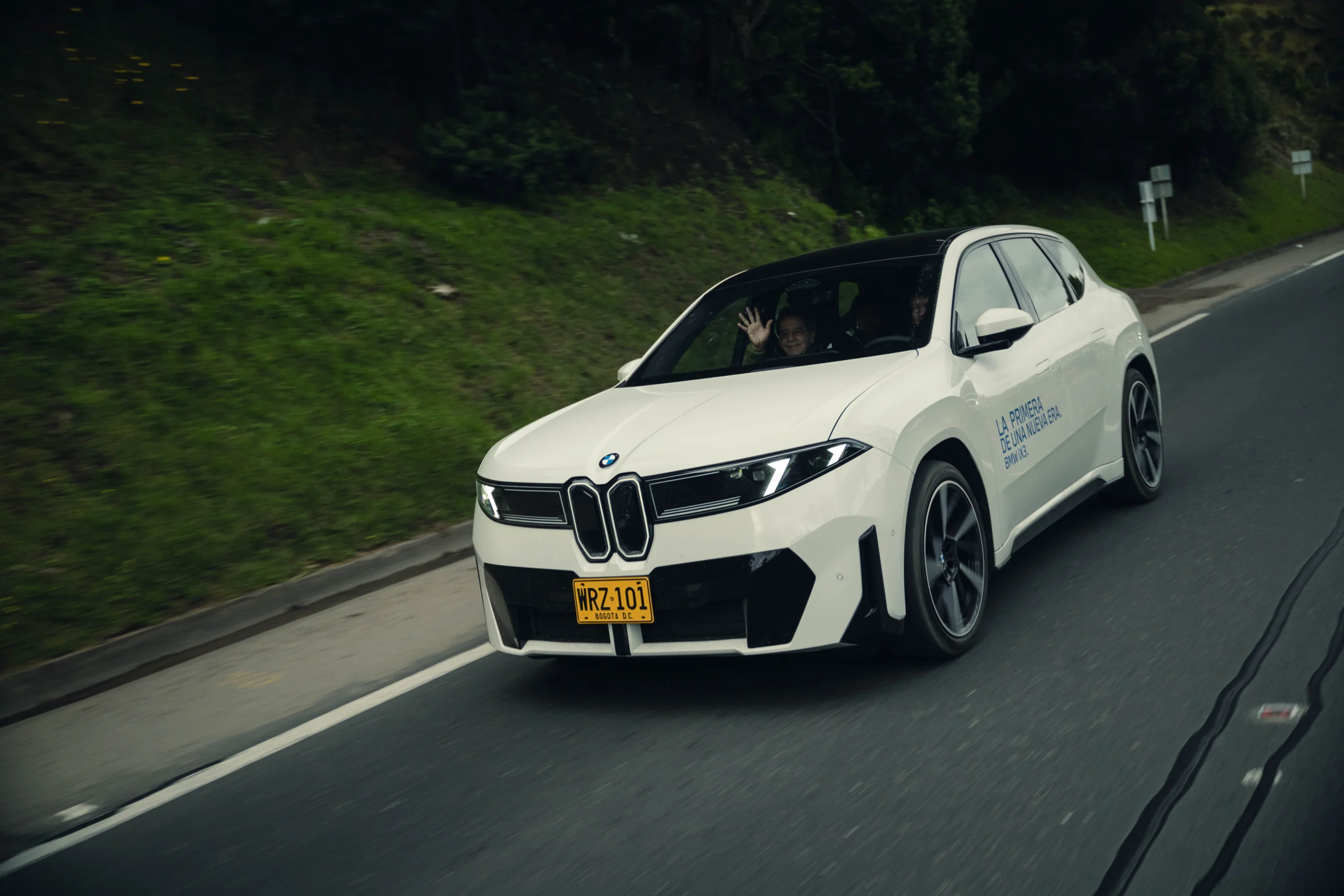 BMW iX3 en carretera con periodistas