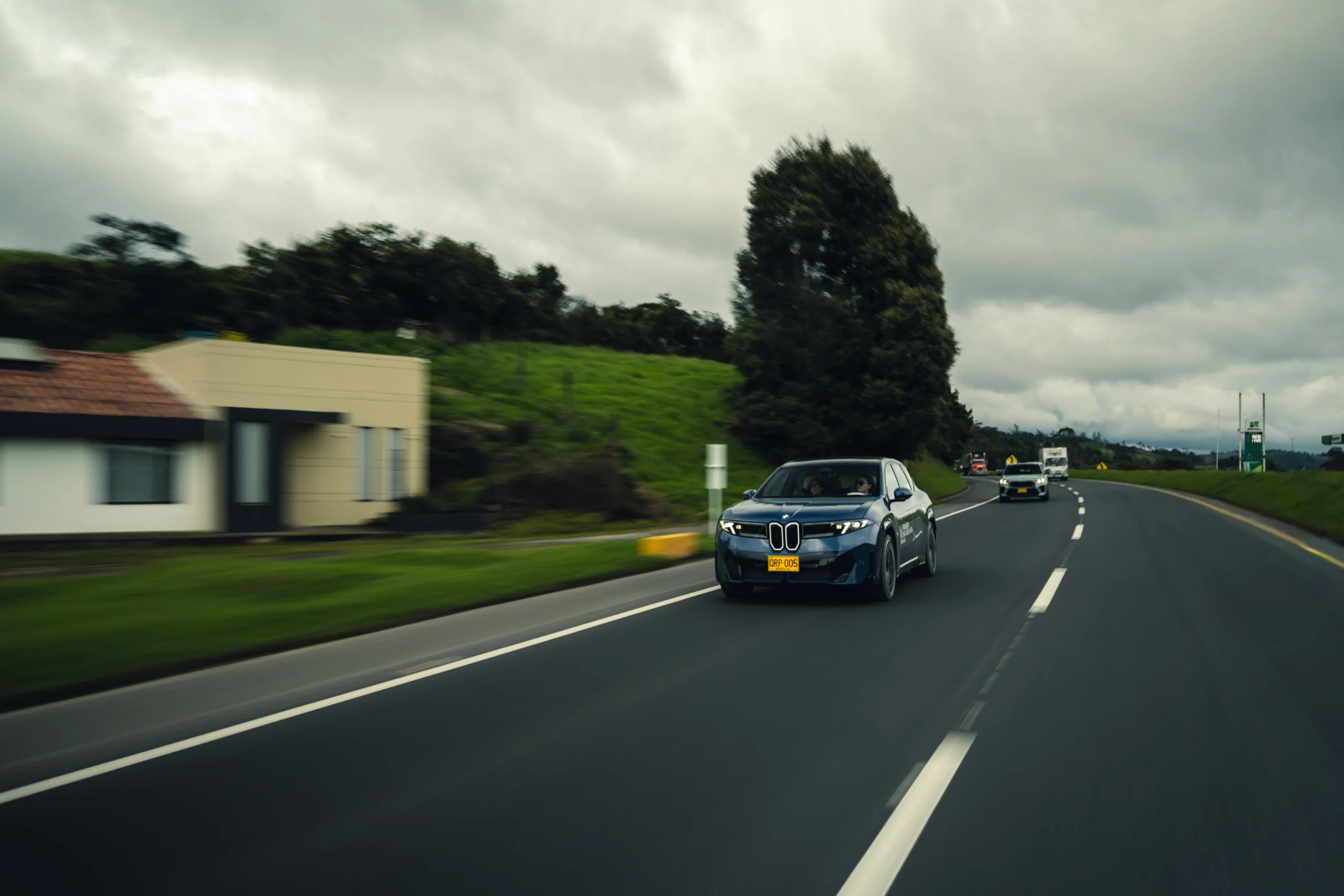 BMW iX3 azul en carretera con velocidad de obturación baja