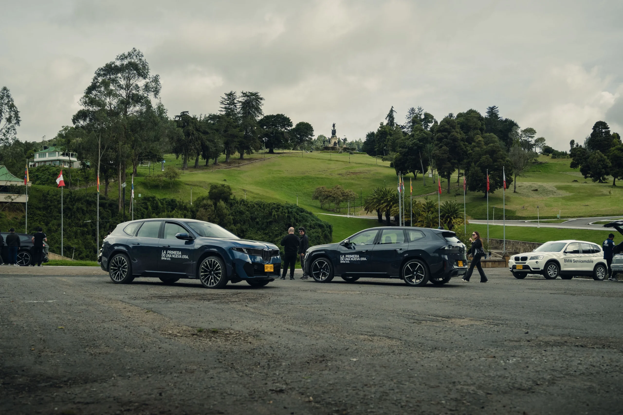 Dos BMW iX3 azules y personas en evento