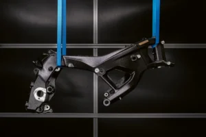 Bastidor M Motorsport de BMW M 1000 RR suspendido.