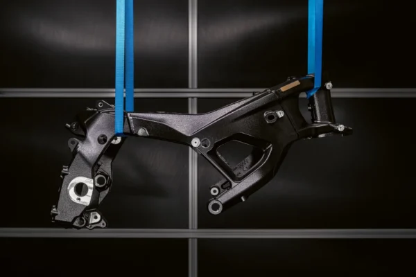 Bastidor M Motorsport de BMW M 1000 RR suspendido.