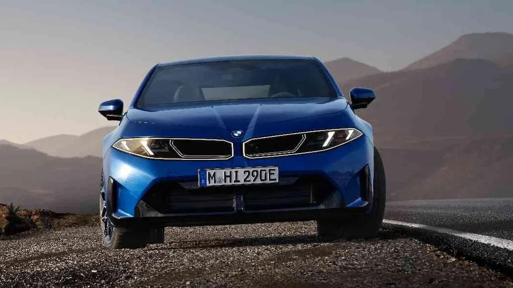 BMW Serie 3: la icónica saga se electrifica y redefine la deportividad 2 BMW Serie 3: BMW azul deportivo en carretera con montañas.